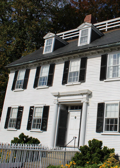 A white colonial house in New England